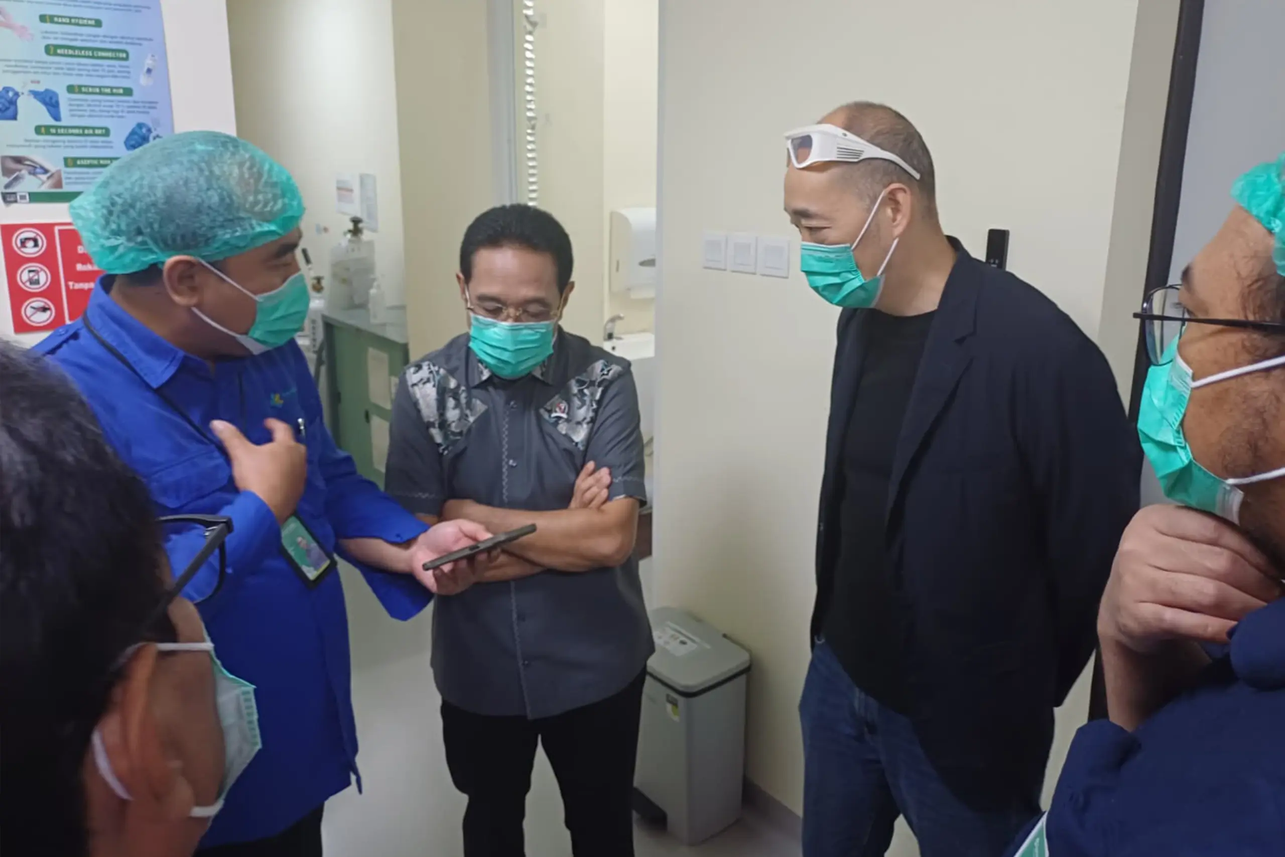 10 Dr Wei with the Vice Ministry of Health in Patient Visit at RSCM