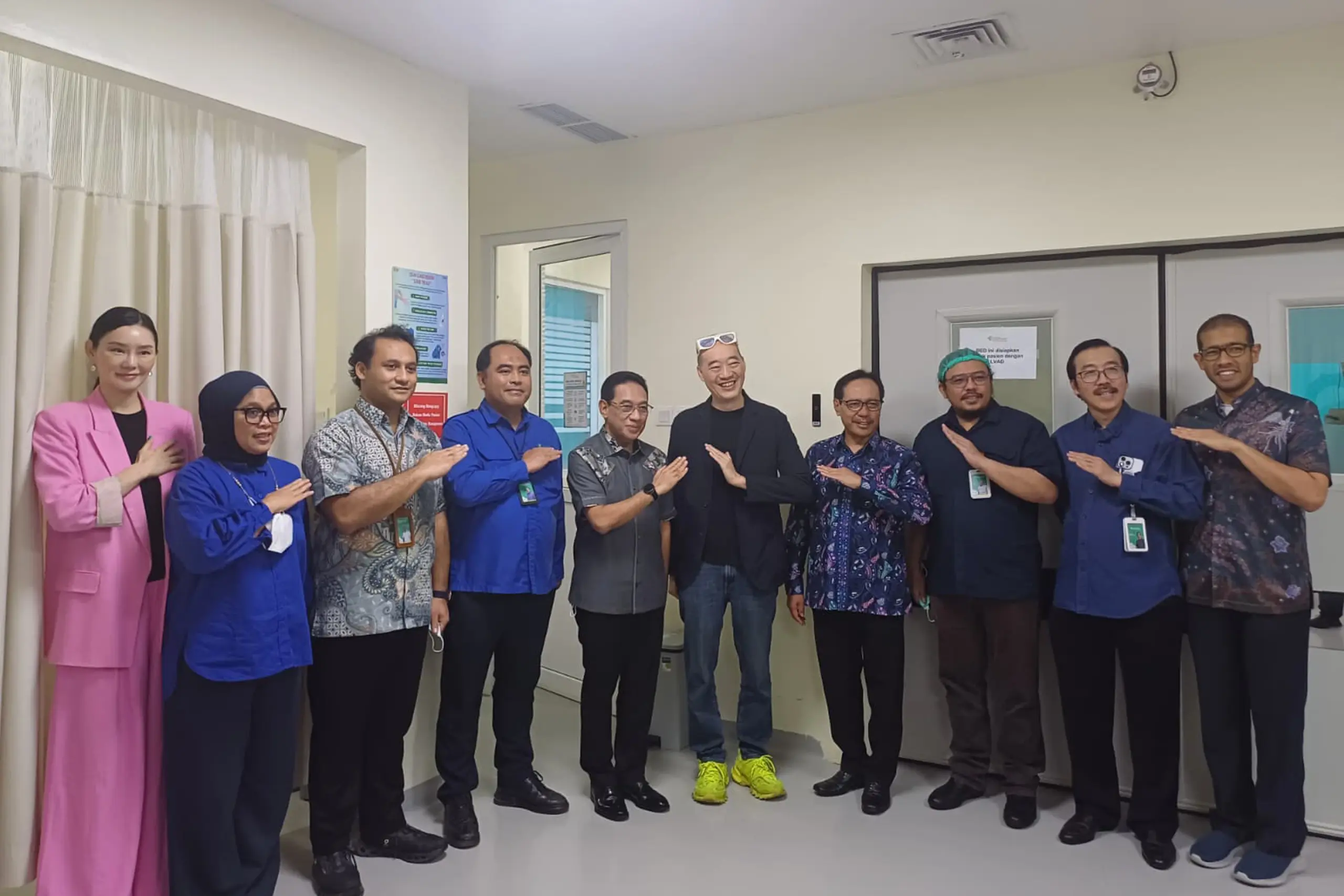 11 Dr Wei with the Vice Ministry of Health in Patient Visit at RSCM