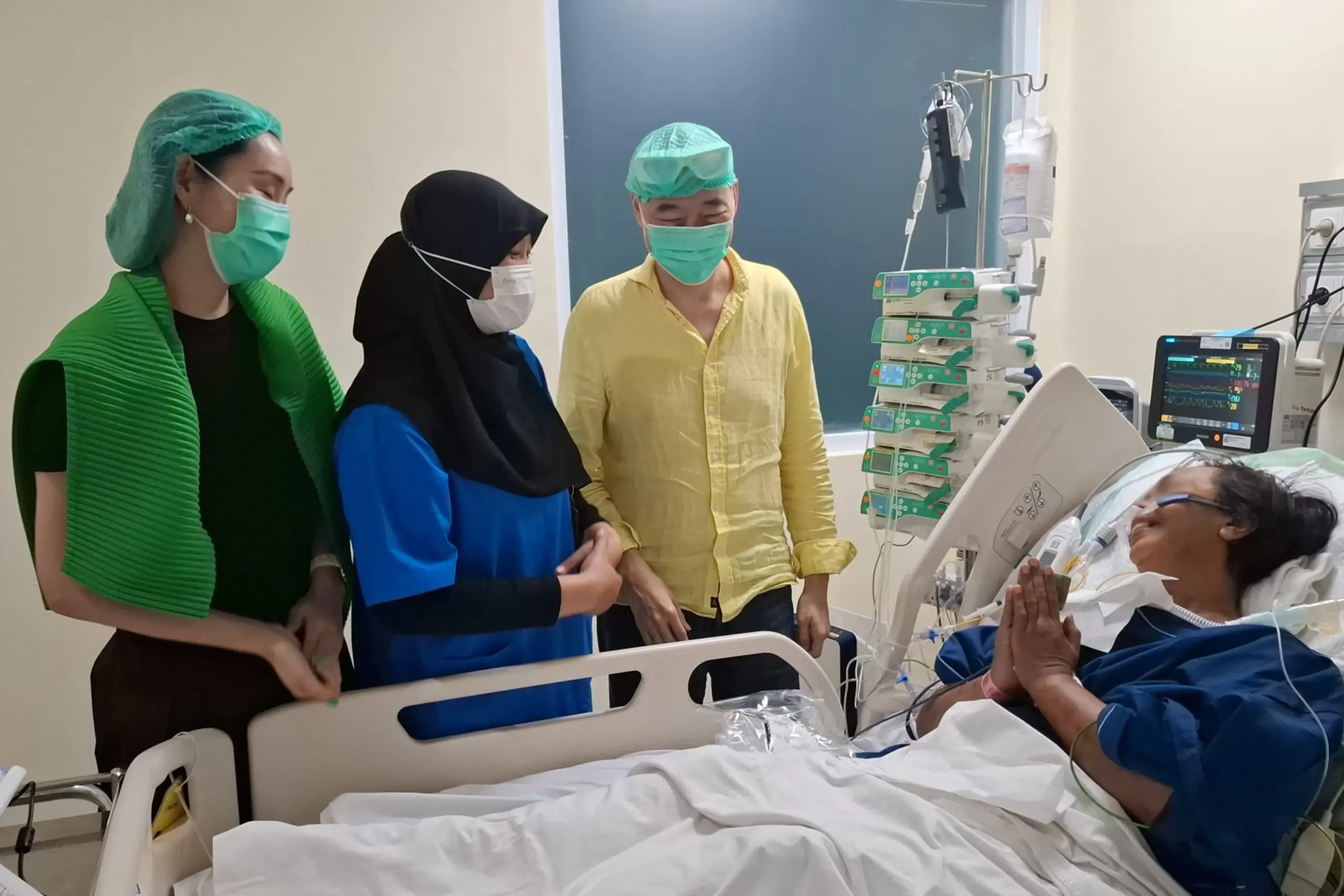9 Dr Wei with the patient at the ICU
